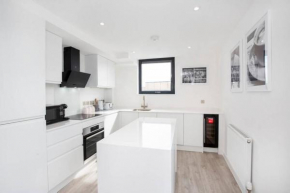 2 Bedroom Penthouse - large balcony - Minster view